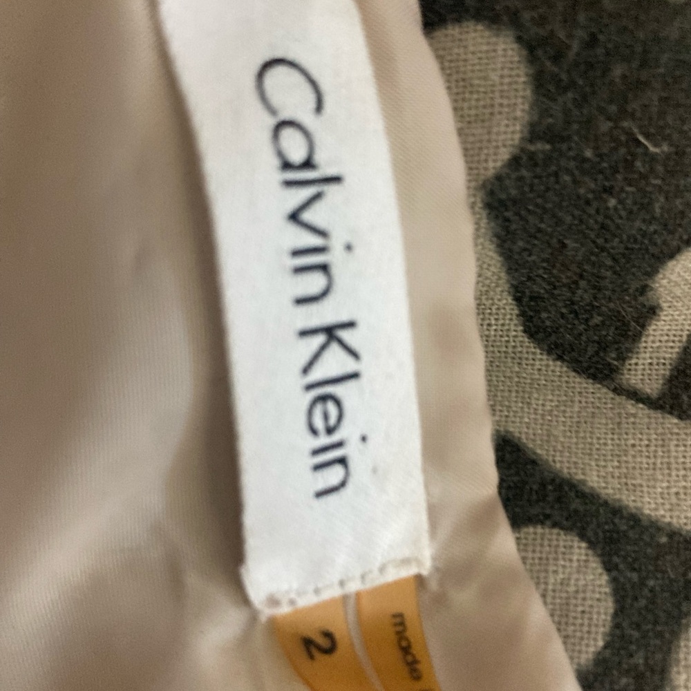 Size 2, fits small - Picture 5 of 5